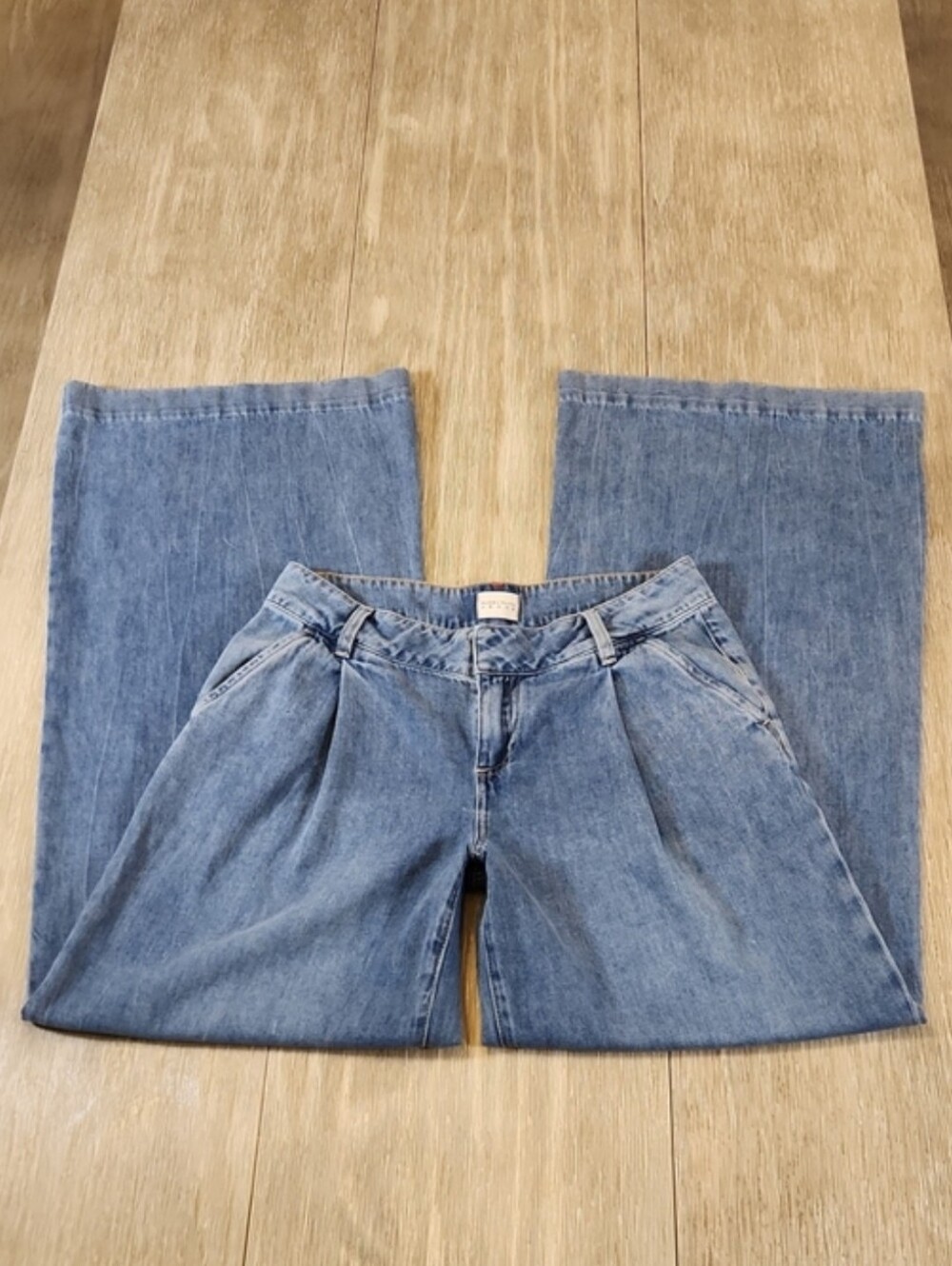 Alice + Olivia Eric Low Rise Wide Leg Denim Jeans (Size: 29)